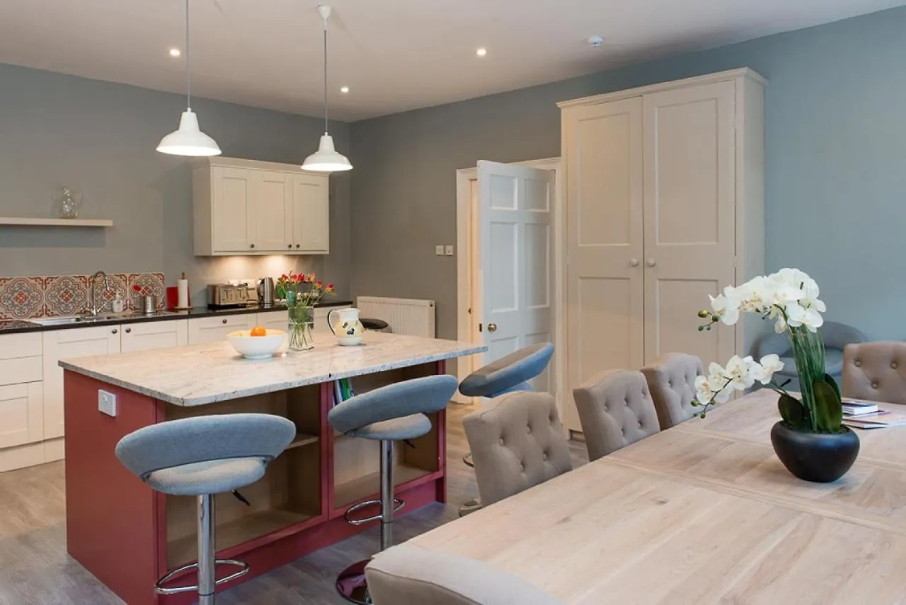 Gorgeous Central Edinburgh 3-Bedroom Apartment 0*,