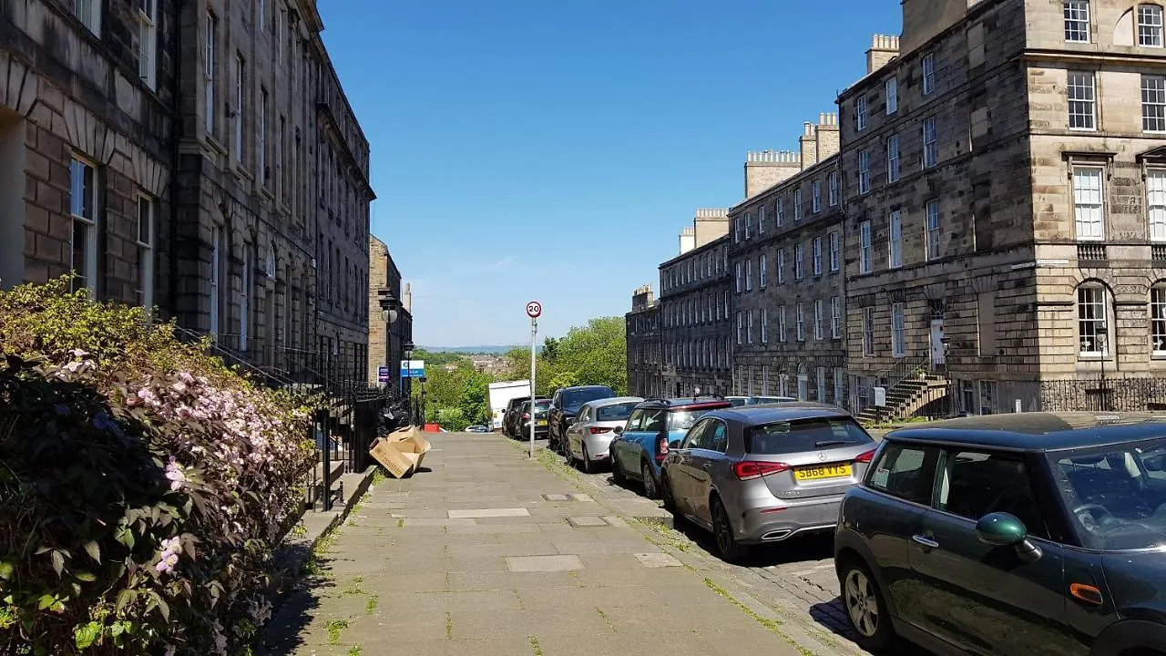 Gorgeous Central Edinburgh 3-Bedroom Apartment
