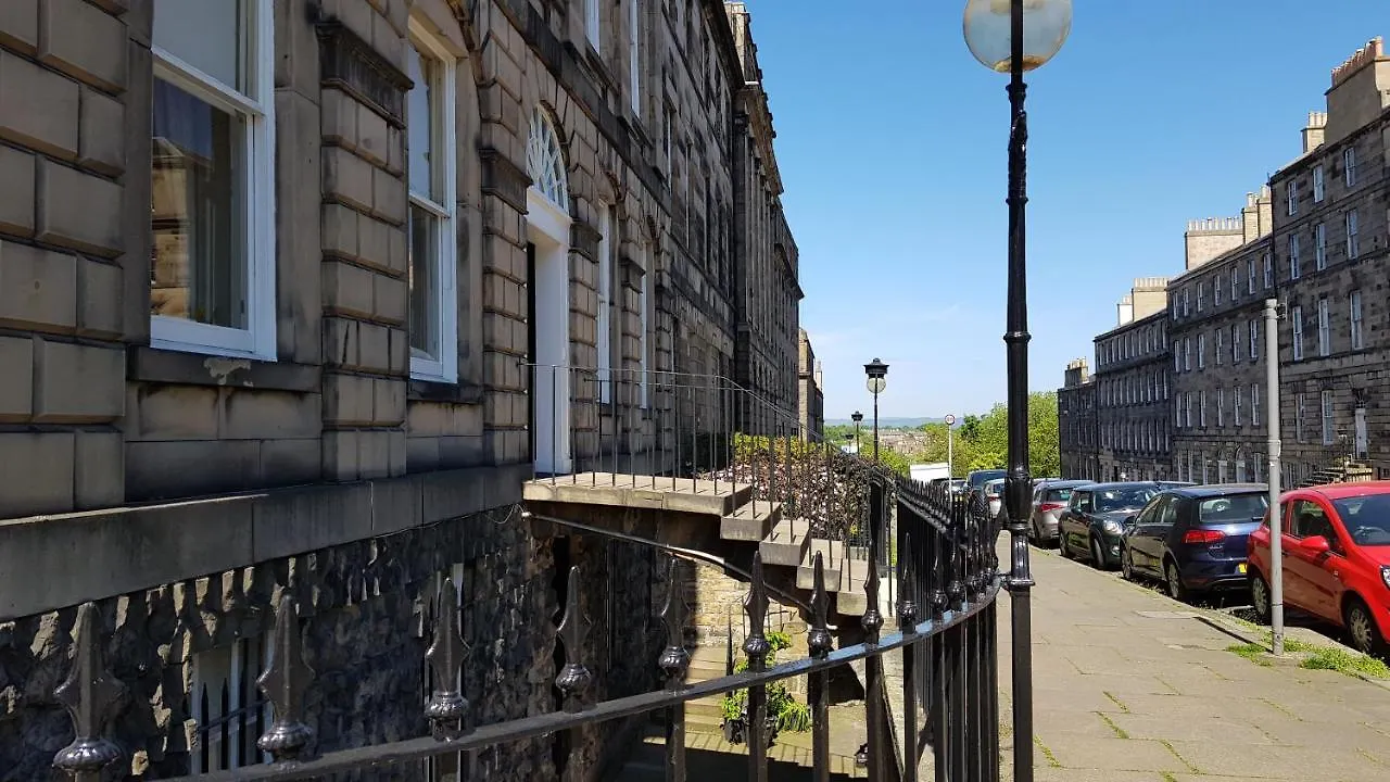 Gorgeous Central Edinburgh 3-Bedroom Apartment 0*,